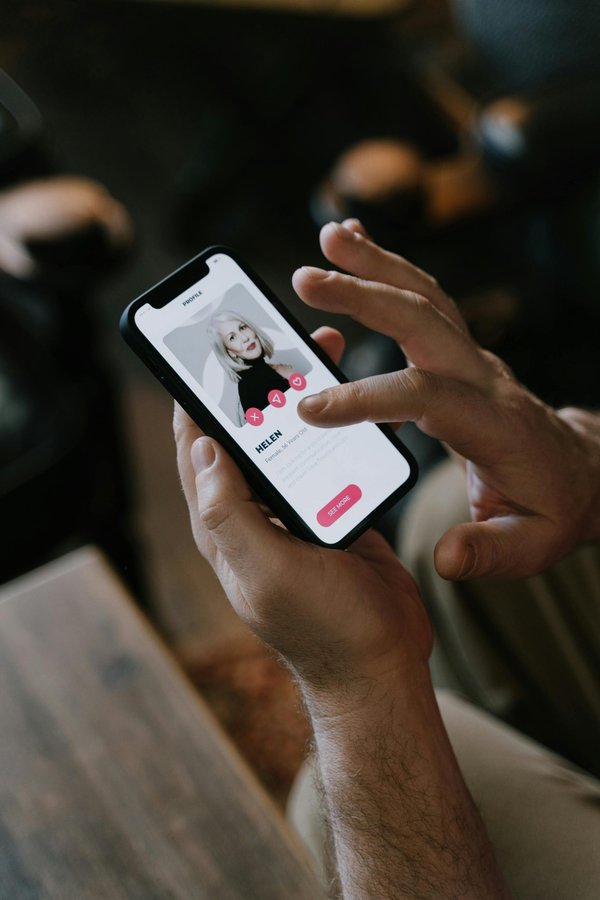 Rencontre femme senior à paris : amour et complicité garanties